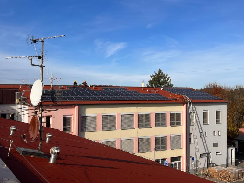 Město Lišov - MÚ - FVE o instalovaném výkonu 30 kWp + bateriové uložiště 30 kWh